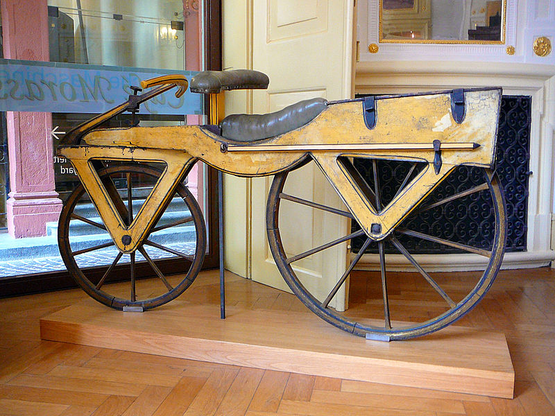 Prvi napravljen bicikl od drveta bez pedala. Početkom 19. veka nemački baron Karl von Drais.