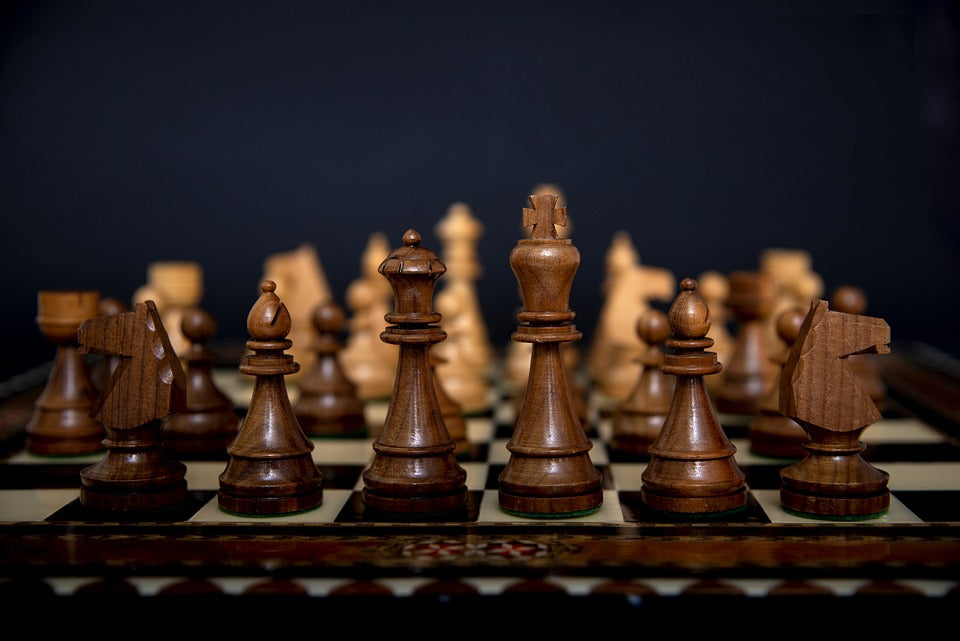 Šah društvena igra koja se igra vekovima. Šahovska tabla, kralj, kraljica, konj, top, šahovske figure.