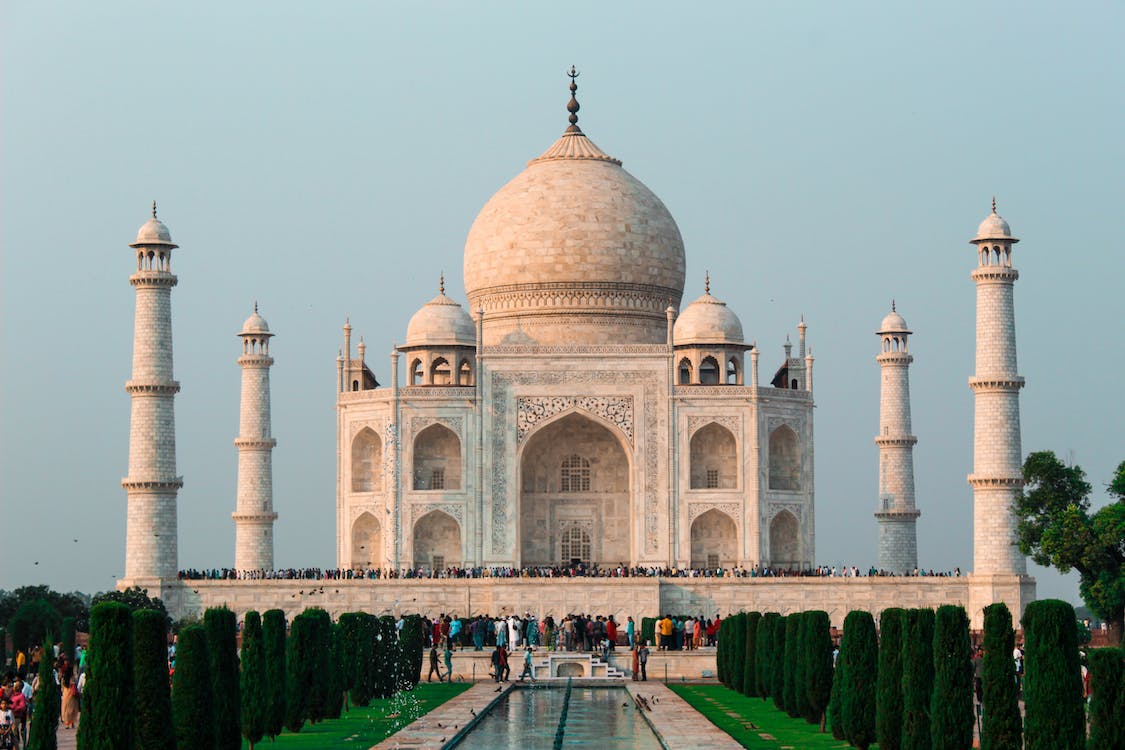 Tadž Mahal je spomenik koji se nalazi u Indiji