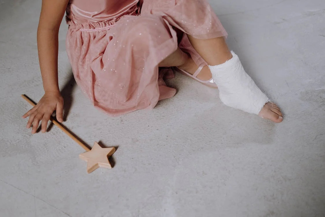 Devojcica balerina kojoj je noga u gipsu