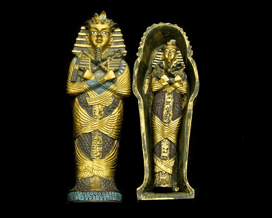 Egipatska mumija zlatne boje.